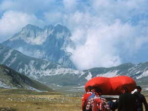 Un cuore rosso sul gran sasso cuore-rosso