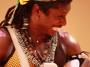 TUTTA L’ENERGIA DELLA MUSICA E DELLA DANZA AFRICANA AL PARCO DELLA MONTAGNOLA gainde senegal 048