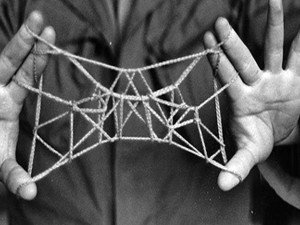 ACCADEMIE EVENTUALI immagine primo lab - Particolare di una immagine tratta dal volume 'Murphy's String Figures. Teaching Math With String Figures' di James R. Murphy
