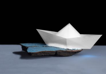 Sergio Nannicola “Mari d’Italia – Lasciate ogne speranza voi ch’intrate” 2017 – Stampa barca 3d in abs e relitto di legno bruciato